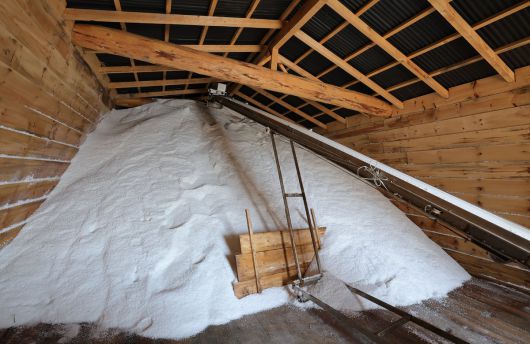 염전 소금창고에 올해 수확한 소금이 쌓여 가고 있다.