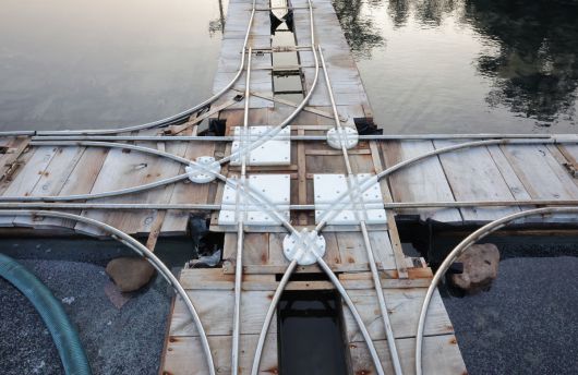 염전 뚝방위에 소금열차가 다닐수 있는 레일이 설치되어 있다.