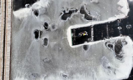 염부 전동길씨가 전라남도 신안 도초도 염전에서 커다란 밀대를 들고, 반짝이는 결정지 위를 천천히 걸으며 소금을 긁어모으고 있다. 염전에서 채염 시간은 오후 3~4시쯤에 수확하는 것이 일반적이다. 이 시간대는 소금 결정이 충분히 굳고 수분이 가장 적은 상태여서 수확하기에 가장 적절하다.