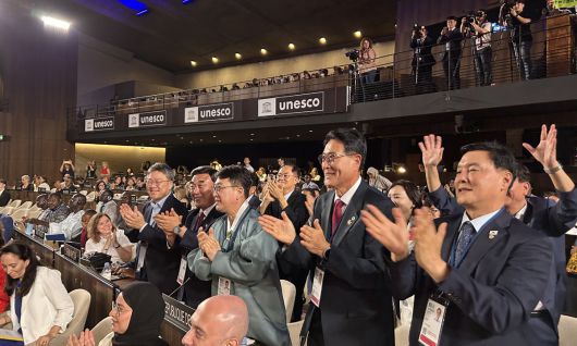 12일(현지시간) 프랑스 파리 유네스코 본부에서 열린 제 47차 세계유산위원회에서 '반구천의 암각화'의 세계유산 등재가 확정되자 한국 대표단이 환호하고 있다. 연합뉴스