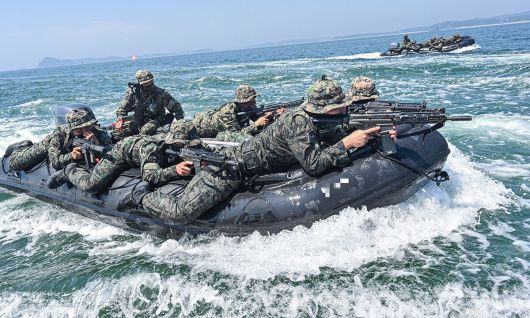 육군 특수전사령부 예하 귀성부대는 지난 7일부터 충남 태안 안면도 일대에서 폭염을 극복하며 해상침투훈련을 실시했다고 11일 밝혔다. 귀성부대 특전대원들이 고무보트를 활용한 해상고속침투 훈련을 실시하고 있다. 육군 제공
