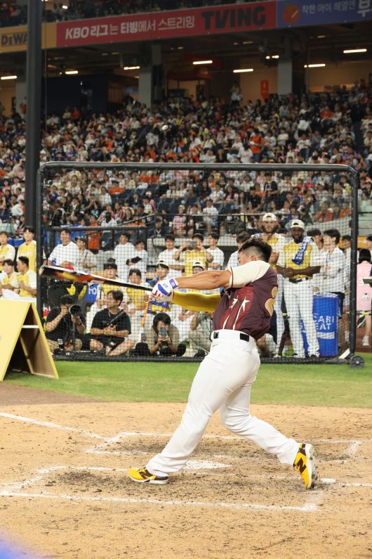 KT 안현민이 지난 11일 대전 한화생명볼파크에서 열린 '2025 KBO 올스타 프라이데이' 컴투스프로야구 홈런 더비에서 타격하고 있다. 연합뉴스