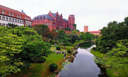 중국 둥관에 있는 화웨이 옥스혼 캠퍼스의 일부. 1.2㎢에 달하는 이 R&D센터는 유럽 12개 유명 지역을 축소해놓은 것처럼 설계되었다.