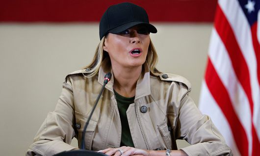 도널드 트럼프 미국 대통령 부인 멜라니아 여사가 11일(현지시간) 120명 이상이 숨진 텍사스 홍수 참사 대책 상황실을 남편과 함께 방문해 희생자들을 애도하고 있다. 로이터연합뉴스