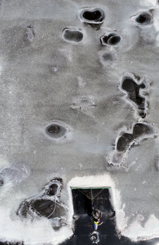 염부 전동길 씨가 신안 도초도 염전에서 소금을 긁어모으고 있다.