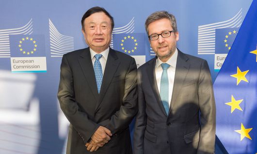 화웨이는 미·중 무역전쟁의 소용돌이 속에서도 기술자립을 이루어 딥시크에 칩을 공급하는 등 미국의 제재를 뛰어넘고 있다. 창립자 런정페이(왼쪽)가 2016년 EU집행위원회를 방문했을 때 모습.