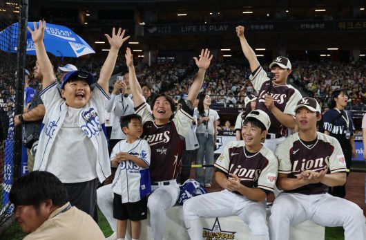 11일 대전 한화생명볼파크에서 열린 KBO 퓨처스 올스타전에서 디아즈가 홈런 레이스에서 우승하자 삼성 라이온즈 선수들이 환호하고 있다. 뉴스1