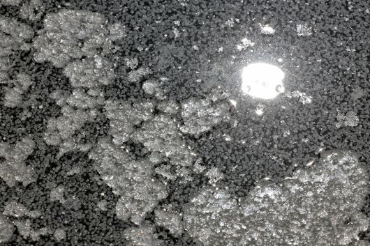 염전 바닥 위에 천일염 결정들이 맺혀 있다. 눈송이처럼 생긴 결정은 바닷물이 태양과 바람을 견디며 일곱 날 동안 빚어낸 작품이다.