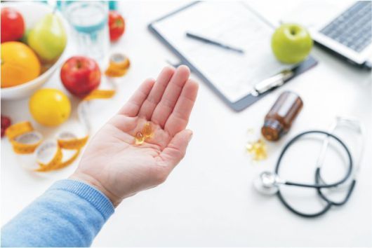 이상 신호가 나타났다면 식습관을 점검하고 부족한 비타민을 식품이나 영양제로 꾸준히 보충해야 한다. 게티이미지뱅크