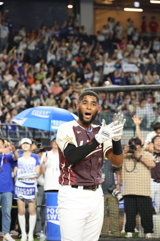 11일 오후 대전 한화생명볼파크에서 열린 '2025 KBO 올스타 프라이데이' 컴투스프로야구 홈런 더비에서 우승을 확정한 삼성 디아즈가 기뻐하고 있다. 연합뉴스