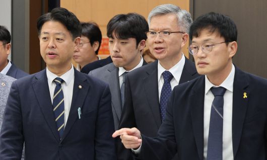 김영호 국회 교육위원장(왼쪽부터), 이선우 대한의과대학·의학전문대학원학생회 비상대책위원장, 김택우 대한의사협회장, 박주민 보건복지위원장이 12일 오후 서울 용산구 대한의사협회에서 의과대학 교육 정상화를 위한 공동 성명서를 발표하기 위해 브리핑룸으로 입장하고 있다. 윤석열 정부의 의과대학 정원 확대 추진 등 의료 개혁 정책에 반발해 학교를 떠났던 의대생들이 전원 복귀하겠다는 뜻을 밝혔고 국회는 의대 교육의 정상화를 적극 지원하겠다고 약속했다. 뉴스1