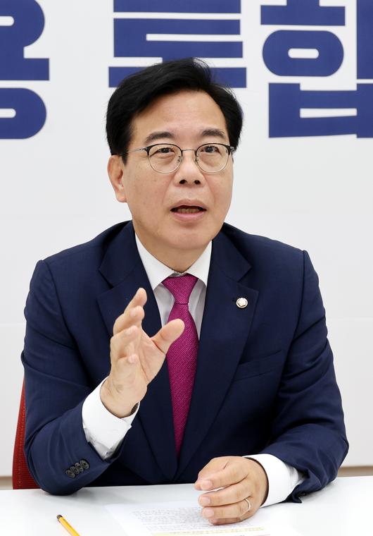 국민의힘 송언석 비상대책위원장 겸 원내대표가 11일 국회 국민의힘 원내대표실에서 세계일보와 인터뷰하고 있다. 이제원 선임기자