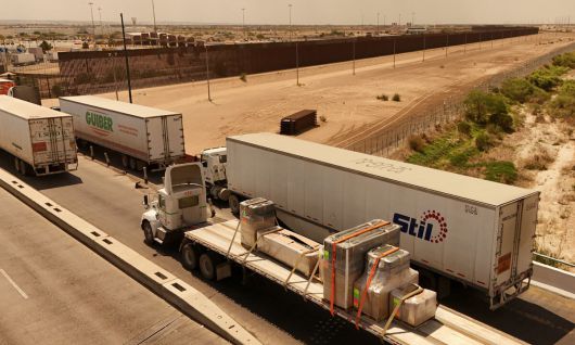12일(현지시간) 멕시코 치와와주(州) 시우다드후아레스에서 멕시코에서 만든 제품을 실은 트럭들이 사라고사-이슬레타 국경 다리를 통해 미국 남부 텍사스주 엘패소로 들어가고 있다. 시우다드후아레스=로이터연합뉴스