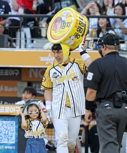 12일 대전 한화생명 볼파크에서 열린 2025 신한 SOL뱅크 KBO 올스타전. 1회말 2사 2루 때 나눔 올스타 박동원이 딸과 함께 등장하고 있다. 연합뉴스