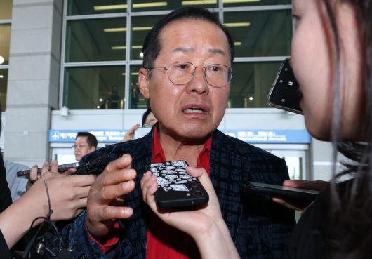 국민의힘 대선 경선에서 탈락한 뒤 정계 은퇴를 선언하고 하와이로 떠났던 홍준표 전 대구시장이 지난달 17일 인천국제공항을 통해 귀국해 인터뷰를 하고 있다. 뉴스1