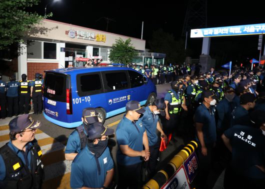 구속 전 피의자 심문(영장실질심사)을 마친 윤석열 전 대통령이 탑승한 차량이 9일 경기도 의왕시 서울구치소로 들어가고 있다. 의왕=연합뉴스