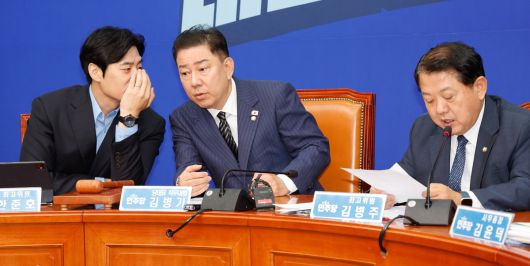 “尹 드론사, 北에 무인기 침투 확인돼” 더불어민주당 김병기 당대표 직무대행 겸 원내대표가 14일 서울 여의도 국회에서 열린 최고위원회의를 주재한 가운데 김병주 최고위원이 드론작전사령부의 무인기 북한 침투 의혹을 제기하고 있다. 왼쪽부터 한준호 최고위원, 김 직무대행, 김 최고위원. 뉴스1
