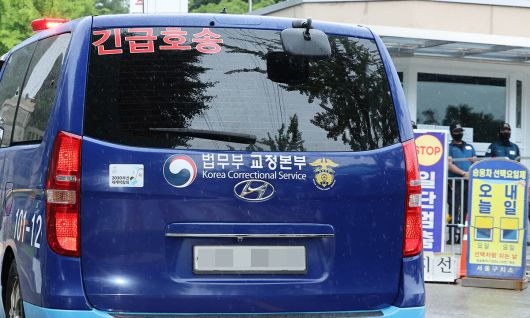 윤석열 전 대통령이 수감된 서울구치소로 법무부 호송차량이 들어가고 있다. 연합뉴스