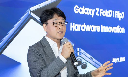 강민석 삼성전자 모바일경험(MX)사업부 상무가 지난 10일(현지시간) 미국 뉴욕에서 열린 ‘하드웨어 혁신’ 브리핑에서 ‘갤럭시 Z 폴드·플립7’에 적용된 기술에 대해 설명하고 있다. 삼성전자 제공