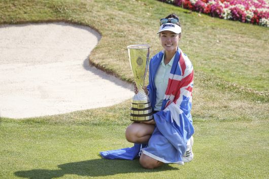호주 교포 그레이스 이 13일(현지 시간) 프랑스 에비앙에서 열린 미국여자프로골프(LPGA) 투어 아문디 에비앙 챔피언십 정상에 올라 트로피를 들고 기념 촬영하고 있다. AP연합뉴스