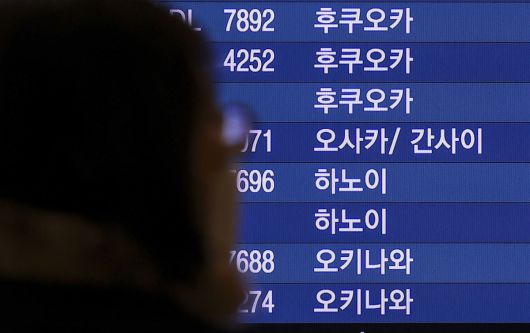 인천국제공항 출국장에 설치된 전광판에 일본행 항공기 정보가 나타나 있다. 뉴시스