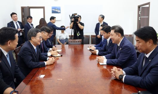 김동연 경기도지사가 김병기 민주당 당대표 직무대행 겸 원내대표와 대화하고 있다. 경기도 제공