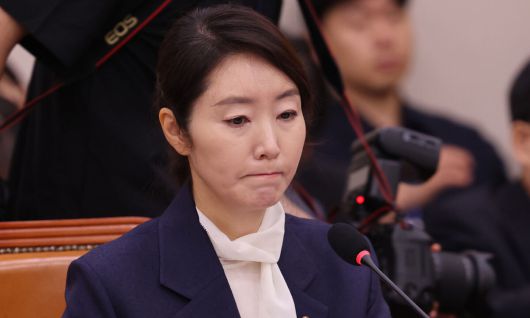 강선우 여성가족부 장관 후보자가 14일 서울 여의도 국회에서 열린 여성가족위원회 인사청문회에서 의원 질의를 듣고 있다. 허정호 선임기자