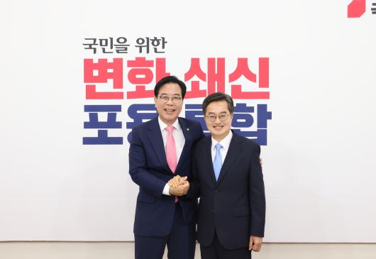 김동연 경기도지사(오른쪽)가 서울 여의도 국회에서 송언석 국민의힘 비상대책위원장 겸 원내대표와 악수하고 있다. 경기도 제공
