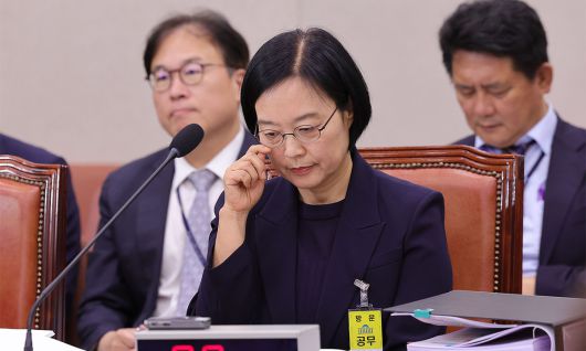 안경 추켜올리고… 15일 산업통상자원중소벤처기업위원회 인사청문회에 출석한 한성숙 중소벤처기업부 장관 후보자가 안경을 추켜올리는 모습. 이재문 기자