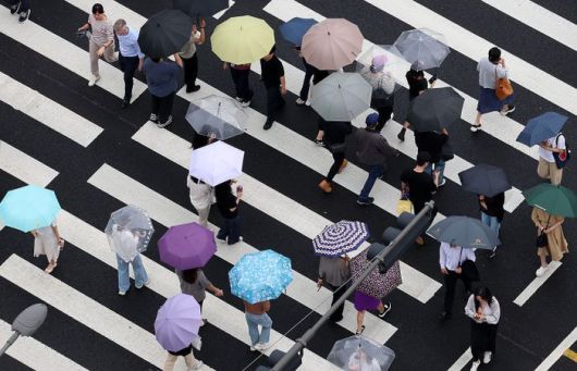 수도권과 충청권에는 오후부터 시간당 최대 50㎜ 내외의 매우 강한 비가 내리겠다. 뉴시스