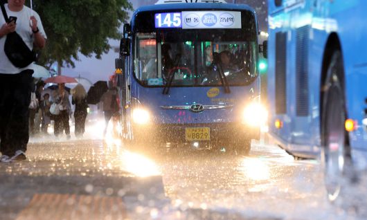물바다 된 강남역 인근 차도 호우주의보가 내려진 16일 서울지하철 2호선 강남역 인근에서 버스들이 물이 불어난 차도 위를 지나고 있다. 연합뉴스