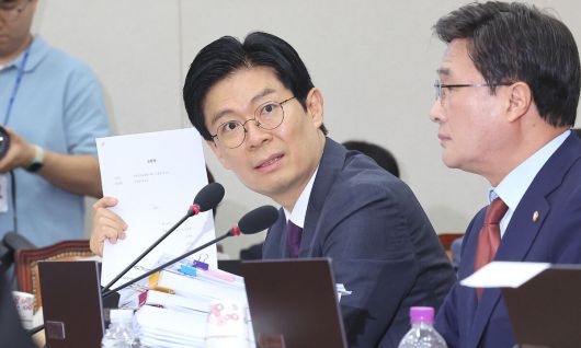 국민의힘 조정훈 의원이 16일 서울 여의도 국회 교육위원회에서 열린 이진숙 사회부총리 겸 교육부 장관 후보자 인사청문회에서 질의하고 있다. 연합뉴스