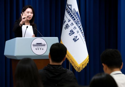 강유정 대통령실 대변인이 16일 서울 용산 대통령실 청사에서 현안 브리핑을 마친 뒤 취재진 발언에 답하고 있다. 연합뉴스