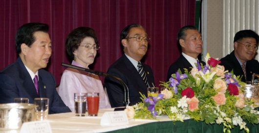 2000년 9월 미국 뉴욕을 방문한 김대중 대통령(왼쪽)이 숙소인 월도프 아스토리아 호텔에서 열린 동포 간담회에 참석해 발언하고 있다. 김 대통령 오른쪽은 부인 이희호 여사. 세계일보 자료사진