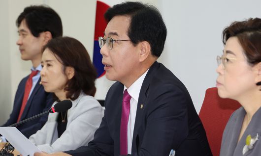 국민의힘 송언석 비대위원장 겸 원내대표가 16일 서울 여의도 국회에서 기자간담회를 열어 강선우 여성가족부 장관 후보자의 사퇴를 요구하는 등 인사청문회 관련 입장을 밝히고 있다. 연합뉴스