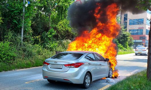 주행 중이던 차량 엔진실에서 불이 나 화염이 치솟고 있다. 세계일보 자료사진