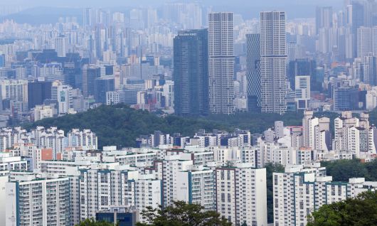 15일 부동산R114 자료에 따르면 올해 전국 아파트 입주물량은 총 28만7432가구로 예정돼 있다. 2022년 33만6199가구 대비 4만8767가구(15%) 줄어든 수치다. 2022년부터 부동산 시장이 침체되며 새 아파트 인허가, 분양 등이 줄어들면서 올해 입주 가뭄으로 이어진 것이다. 사진은 이날 서울 남산에서 바라본 서울 아파트단지 모습. 뉴스1