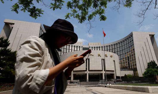 중국 베이징에 위치한 중국 중앙은행인 인민은행 앞으로 시민이 지나가고 있다. 로이터연합뉴스