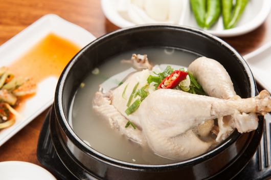 복날 대표 보양식 삼계탕. 더위에 지친 기력을 회복하기 위한 여름철 음식으로 인기가 높지만, 최근 주요 재료값 상승으로 가계 부담이 커지고 있다. 게티이미지뱅크