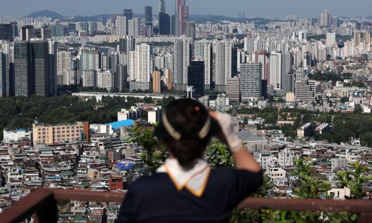 지난 11일 서울 남산에서 아파트 단지가 내려다보이고 있다. 뉴시스