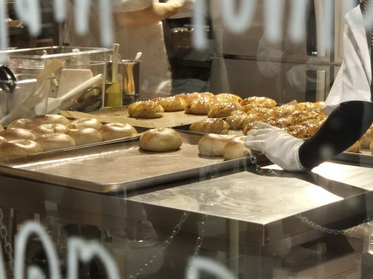 18일 오전 런던베이글뮤지엄 인천점 매장 밖에서 내부의 제빵 공간이 보이고 있다. 김동환 기자