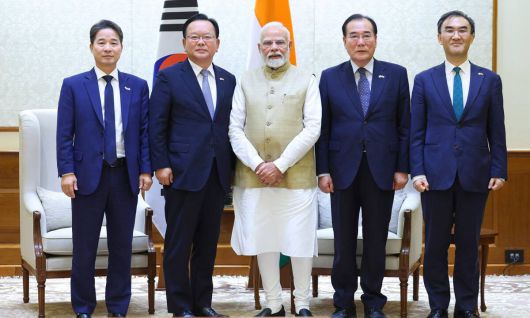 김부겸 전 국무총리가 단장인 대통령 인도 특사단이 17일(현지시간) 인도 뉴델리에서 나렌드라 모디 인도 총리와 기념사진을 찍고 있다. 외교부 제공, 연합뉴스