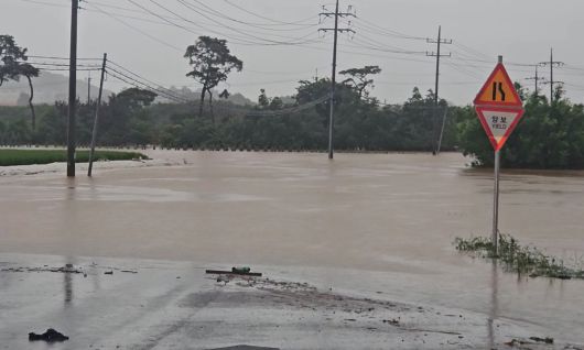 지난 17일 호우경보가 발효된 충남 서산시 석림동 청지천이 범람해 도로와 인근 논밭이 물에 잠겨 있다. 연합뉴스