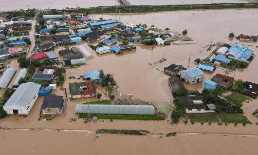 17일 오전 충남 예산군 삽교읍 용동3리 마을이 밤사이 내린 집중호우에 침수돼 있다. 예산=뉴스1