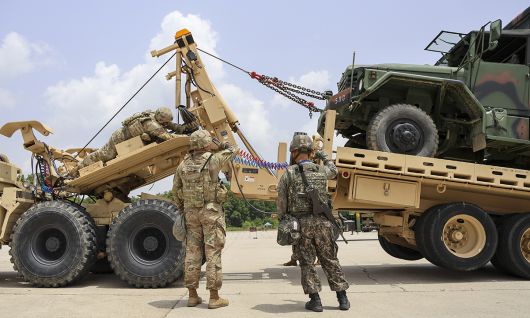 한미 장병이 함께 구난 차량에 장비를 올리고 있다. 세계일보 자료사진