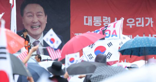 윤석열 전 대통령이 내란특검의 3차 강제구인을 거부하고 구속적부심을 청구한 지난 16일 오후 경기 의왕 서울구치소 앞에 지지자들이 집회를 하고 있다. 뉴스1