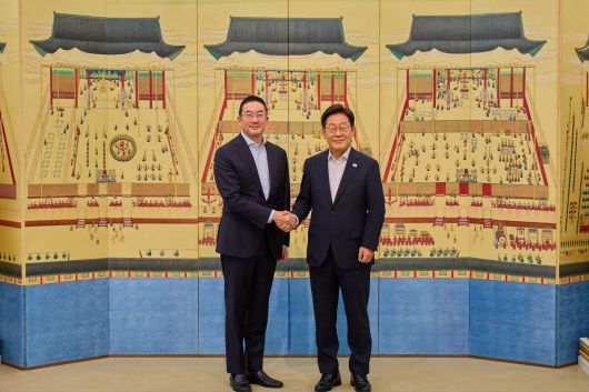 대통령실은 이재명 대통령이 최근 재계 수장들을 만나 대미 투자와 글로벌 통상, 지방 활성화 방안, R&D 투자 및 미래사회 대응 계획 등 다양한 분야에 대한 의견과 애로사항을 청취했다고 18일 강유정 대변인의 서면 브리핑을 통해 밝혔다. 사진은 지난 15일 이재명 대통령이 서울 한남동 관저에서 구광모 LG그룹 회장과 만찬 간담회에서 악수하는 모습.     대통령실 제공.