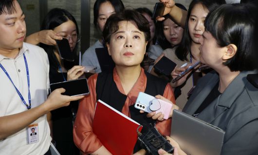 윤희숙 국민의힘 혁신위원장이 지난 17일 서울 여의도 국회에서 열린 비상대책위원회의 참석을 마치고 나서며 취재진의 질문을 받고 있다. 뉴스1