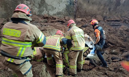 지난 16일 경기 오산시 가장교차로 고가도로의 10ｍ 높이 옹벽이 도로로 무너지며 차량 2대를 덮치는 사고가 발생해 소방대원들이 구조작업을 하고 있다. 경기도소방재난본부 제공