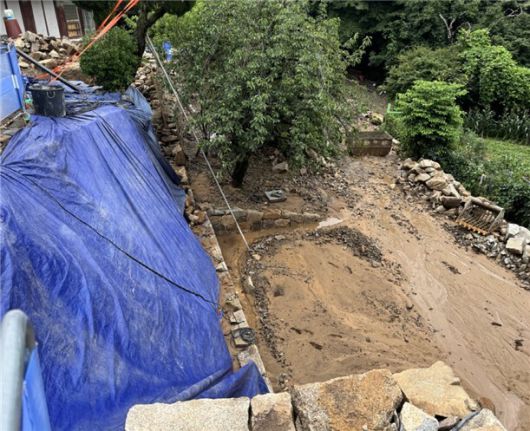 국가유산청은 18일 오전 9시 기준으로 호우로 인한 국가유산 피해가 총 5건으로 확인됐다고 밝혔다. 사진은 보물 '서산 개심사 대웅전' 피해 모습. 국가유산청 제공